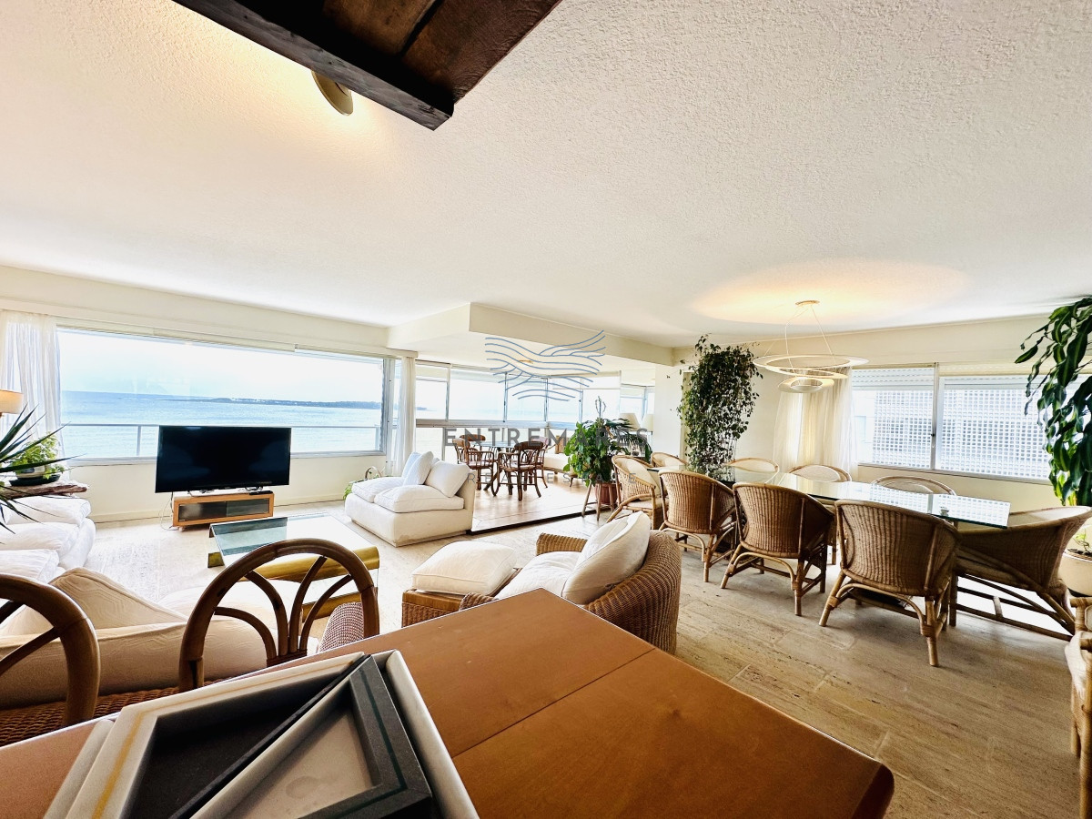 Apartamento ID.153 - Venta de maravilloso departamento reciclado de 3 dormitorioes más dependencia sobre primera fila de Playa Mansa, Punta del Este