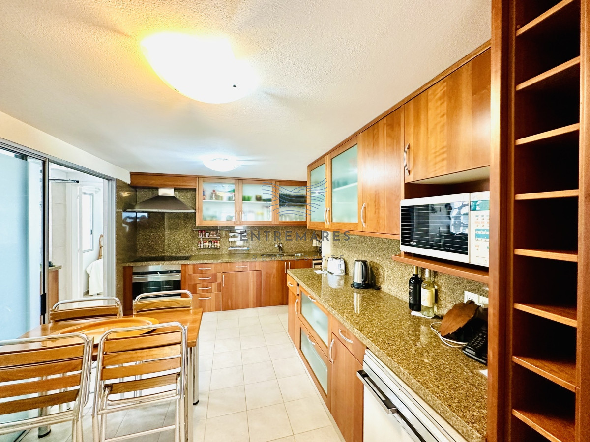 Apartamento ID.153 - Venta de maravilloso departamento reciclado de 3 dormitorioes más dependencia sobre primera fila de Playa Mansa, Punta del Este