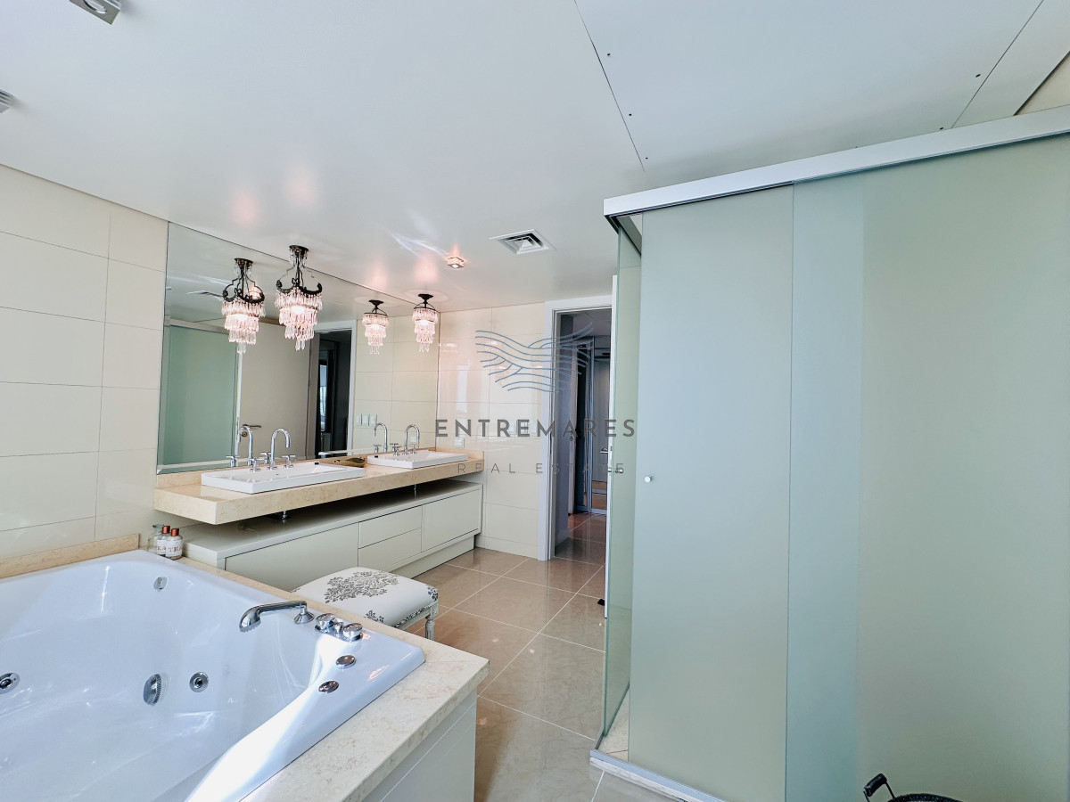 Apartamento ID.145 - Lujoso Penthouse de 4 Dormitorios con Vista al Mar sobre Playa Mansa, Punta del Este