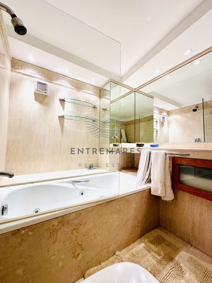 Apartamento ID.153 - Venta de maravilloso departamento reciclado de 3 dormitorioes más dependencia sobre primera fila de Playa Mansa, Punta del Este