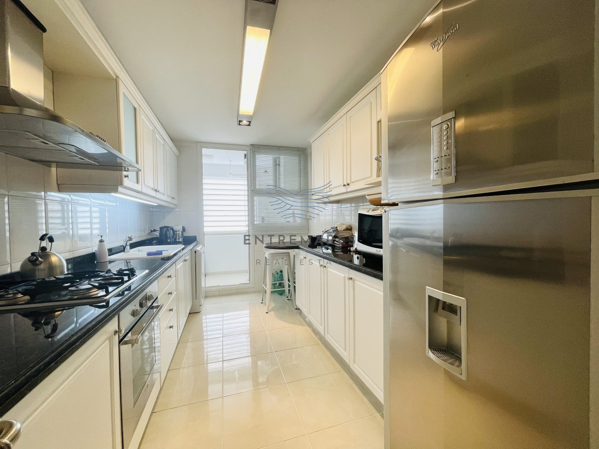 Apartamento ID.155 - Venta de Excelente apartamento en alquiler temporario de tres dormitorios más dependencia de servicio, Playa Mansa, Punta del Este