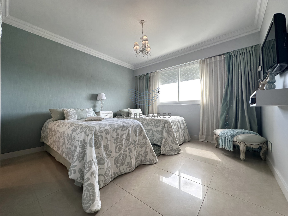 Apartamento ID.145 - Lujoso Penthouse de 4 Dormitorios con Vista al Mar sobre Playa Mansa, Punta del Este