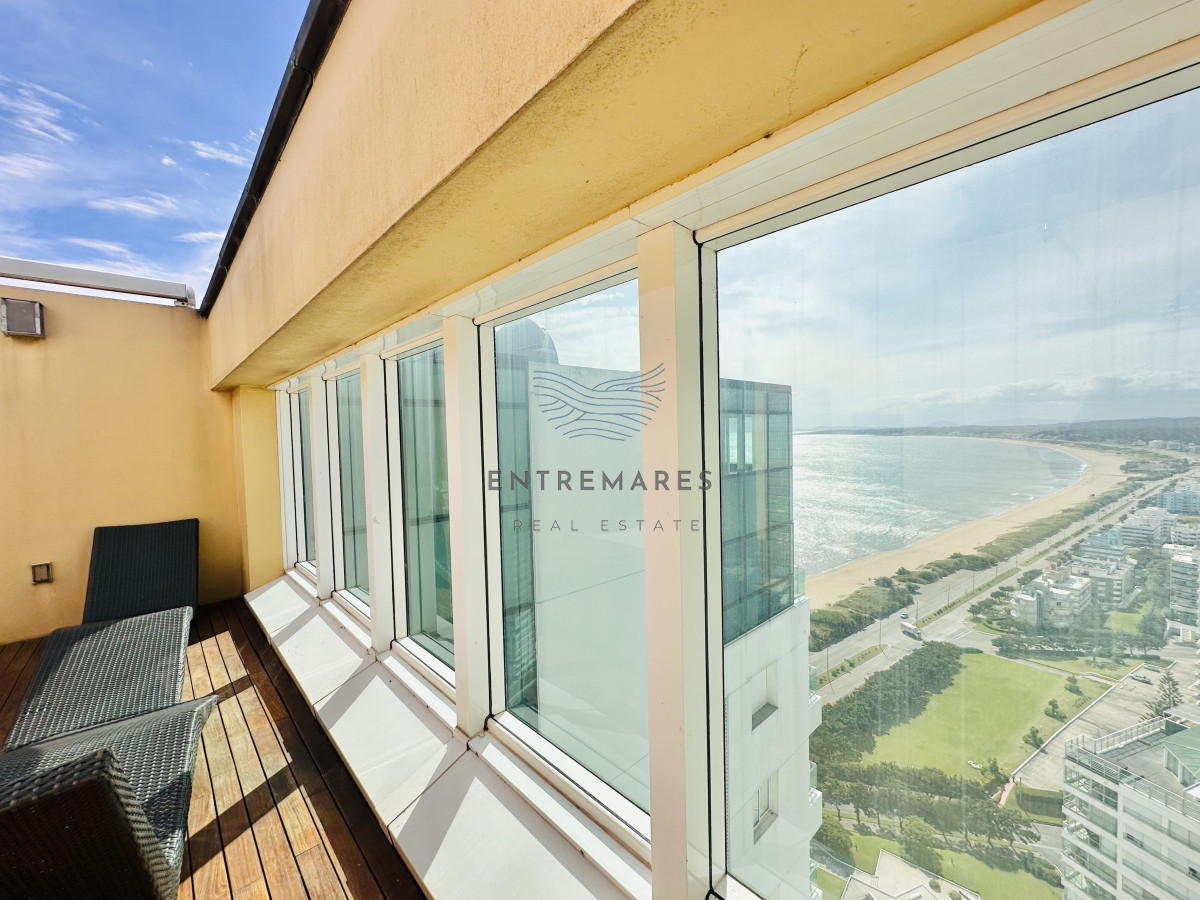 Apartamento ID.145 - Lujoso Penthouse de 4 Dormitorios con Vista al Mar sobre Playa Mansa, Punta del Este