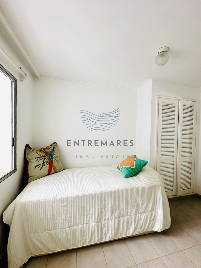 Apartamento ID.153 - Venta de maravilloso departamento reciclado de 3 dormitorioes más dependencia sobre primera fila de Playa Mansa, Punta del Este