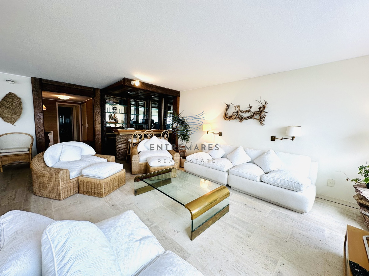 Apartamento ID.153 - Venta de maravilloso departamento reciclado de 3 dormitorioes más dependencia sobre primera fila de Playa Mansa, Punta del Este