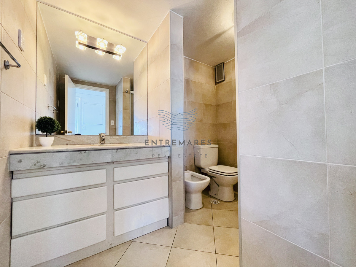 Apartamento ID.159 - Apartamento de 2 Dormitorios con Vista al Mar en Venta, Península de Punta del Este