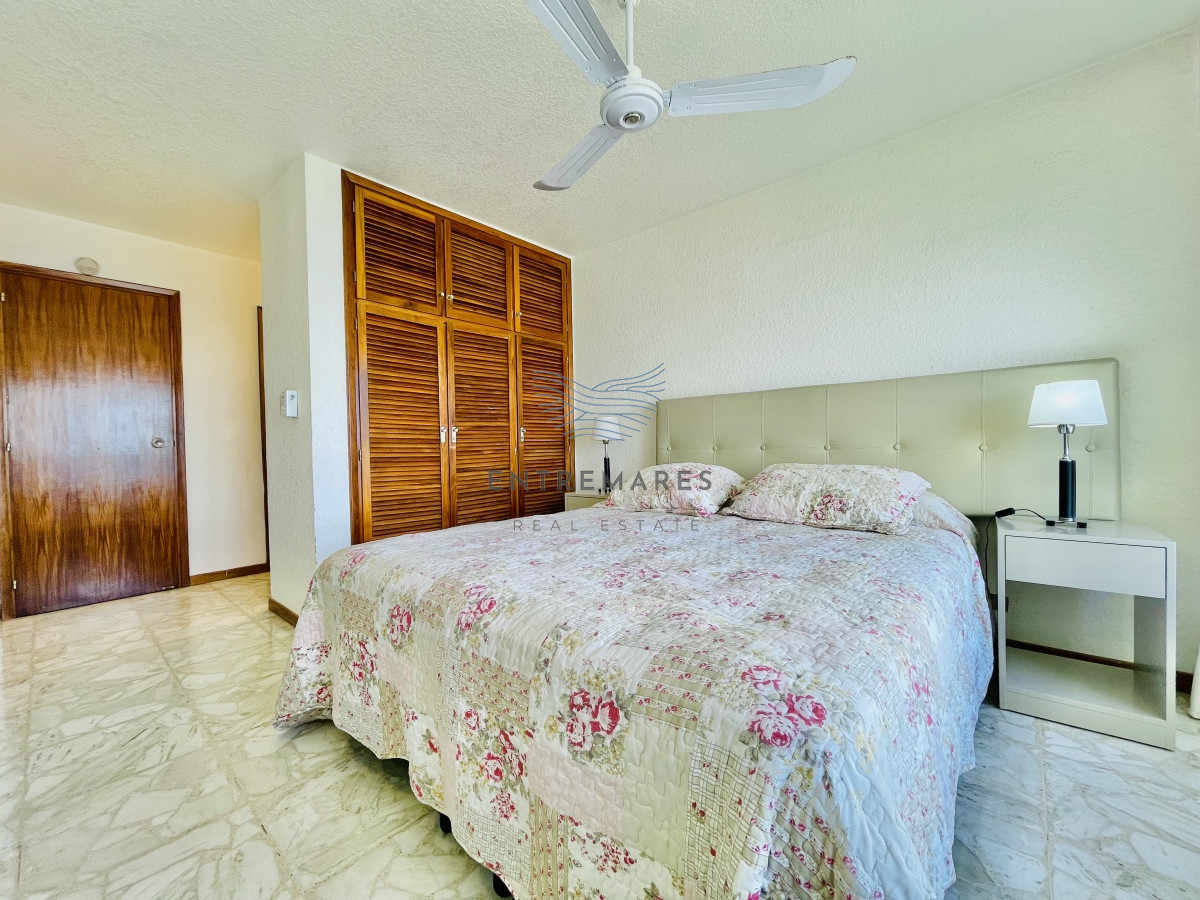 Apartamento ID.156 - Apartamento de 3 Dormitorios en Playa Mansa con Vista al Mar en Venta!