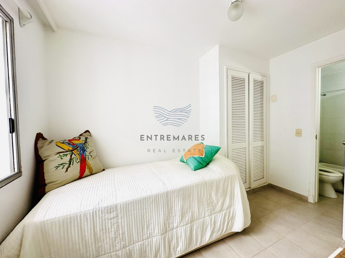 Apartamento ID.153 - Venta de maravilloso departamento reciclado de 3 dormitorioes más dependencia sobre primera fila de Playa Mansa, Punta del Este