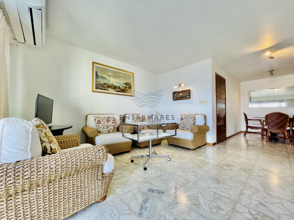 Apartamento ID.156 - Apartamento de 3 Dormitorios en Playa Mansa con Vista al Mar en Venta!