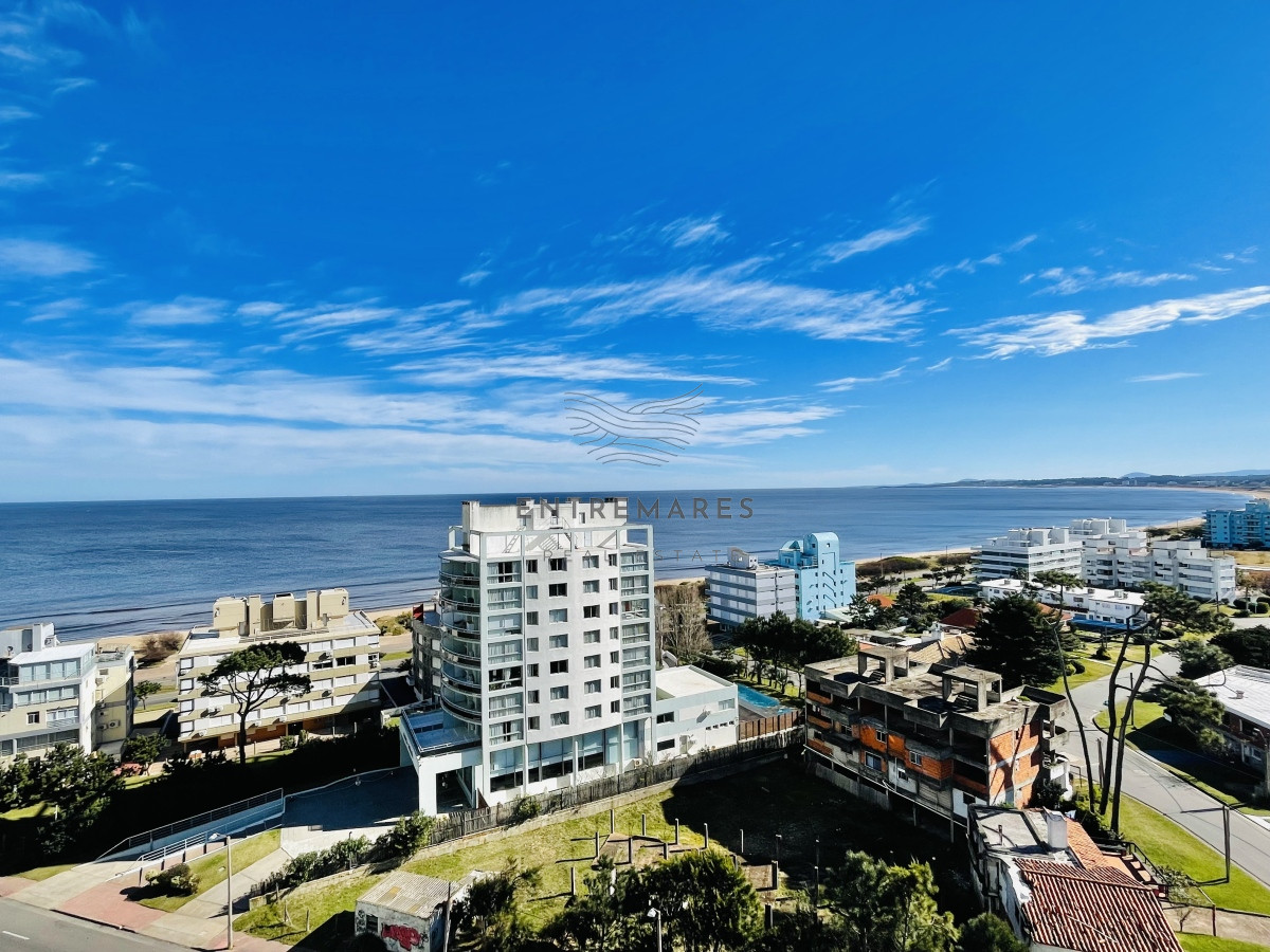 Apartamento ID.156 - Apartamento de 3 Dormitorios en Playa Mansa con Vista al Mar en Venta!