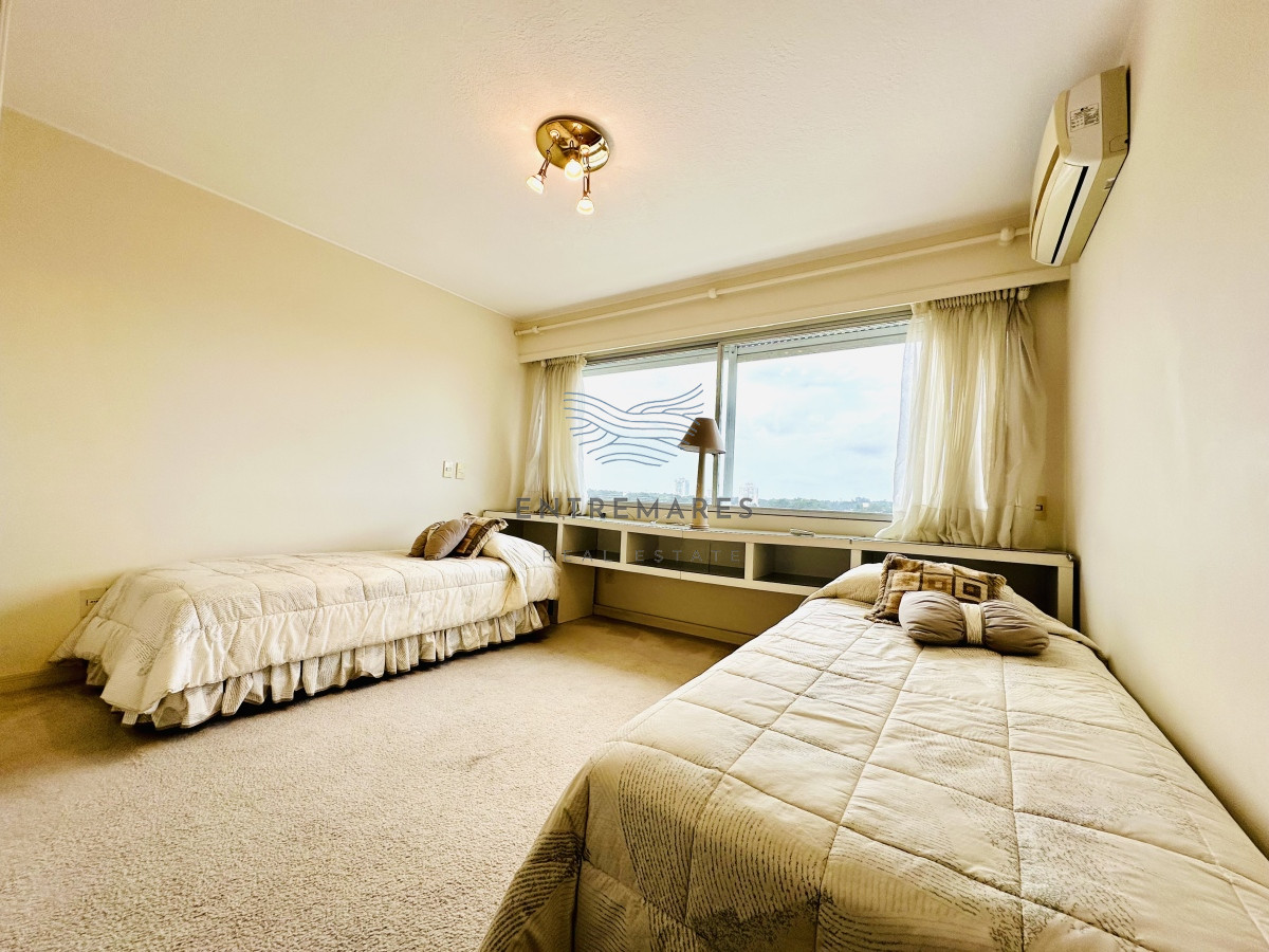 Apartamento ID.153 - Venta de maravilloso departamento reciclado de 3 dormitorioes más dependencia sobre primera fila de Playa Mansa, Punta del Este