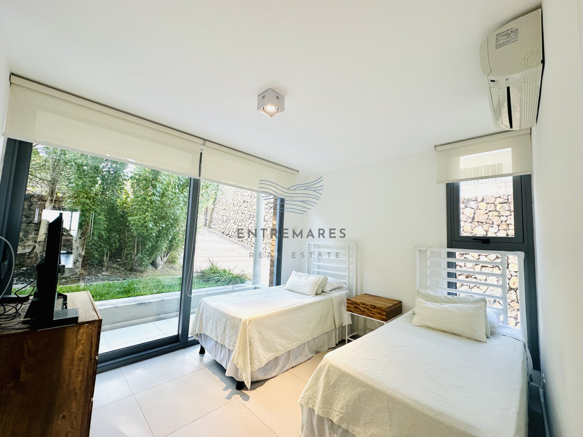 Apartamento ID.147 - Venta OPORTUNIDAD de exclusivo departamento de tres dormitorios y Parrillero en Punta Ballena