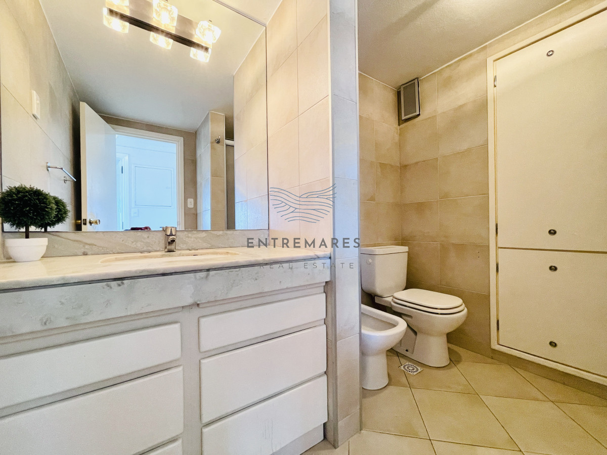 Apartamento ID.159 - Apartamento de 2 Dormitorios con Vista al Mar en Venta, Península de Punta del Este