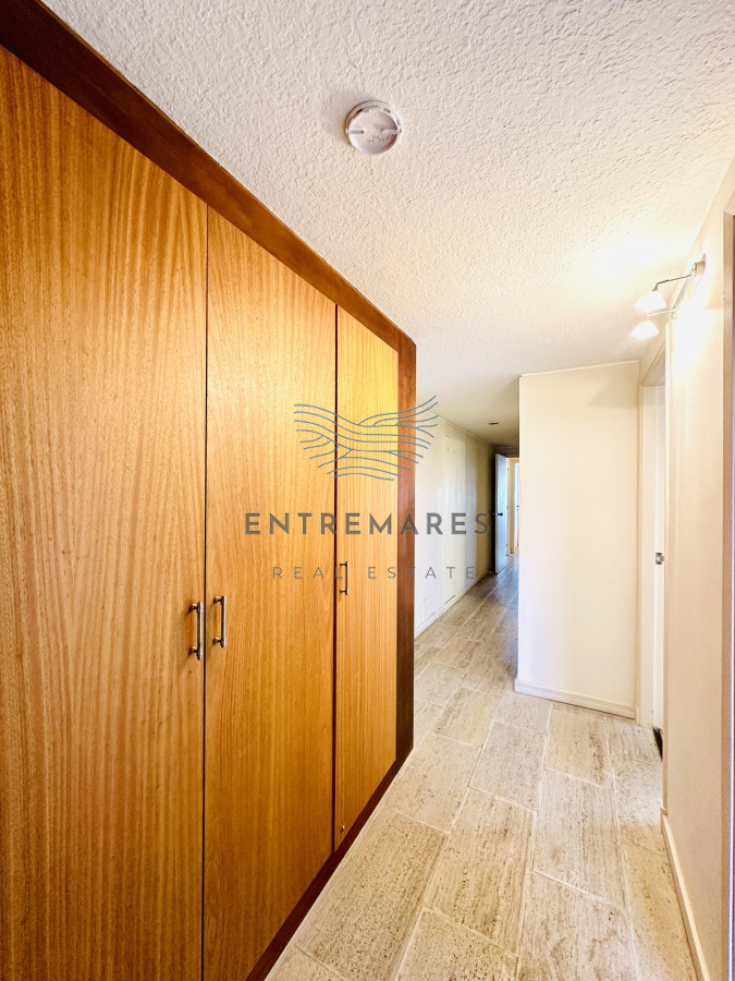 Apartamento ID.153 - Venta de maravilloso departamento reciclado de 3 dormitorioes más dependencia sobre primera fila de Playa Mansa, Punta del Este