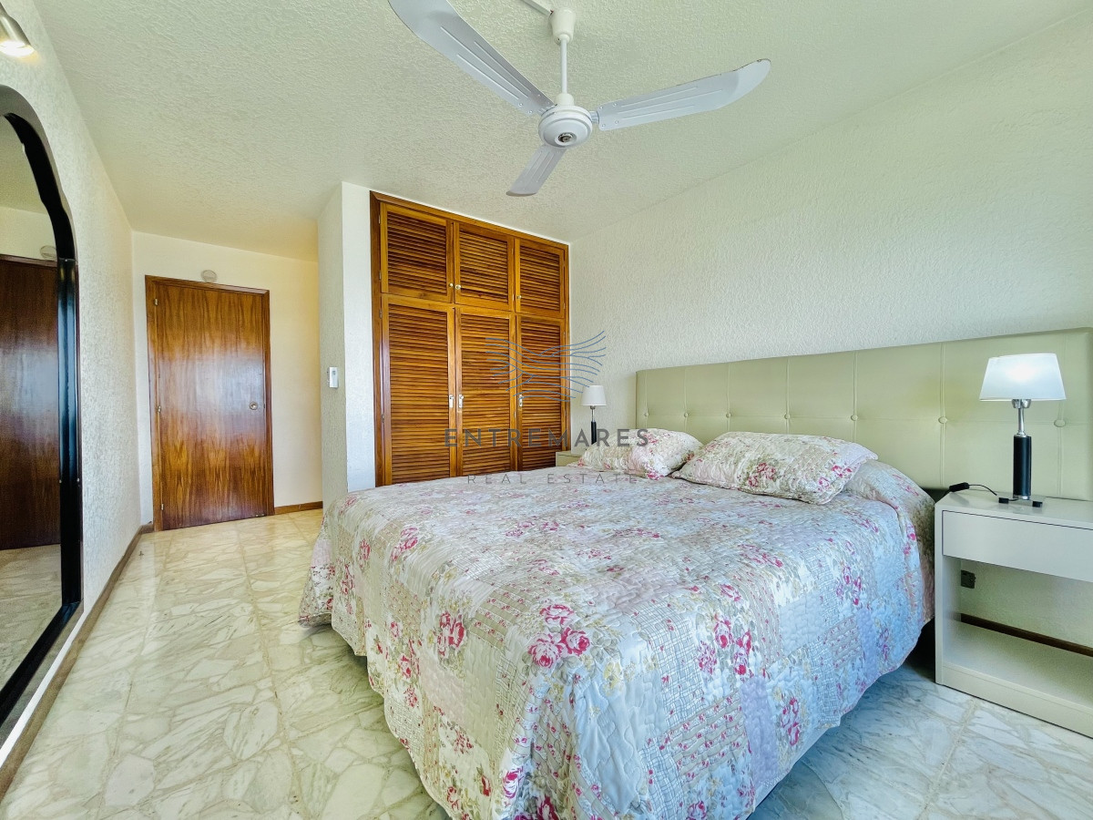 Apartamento ID.156 - Apartamento de 3 Dormitorios en Playa Mansa con Vista al Mar en Venta!