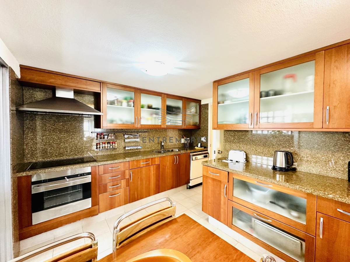 Apartamento ID.153 - Venta de maravilloso departamento reciclado de 3 dormitorioes más dependencia sobre primera fila de Playa Mansa, Punta del Este