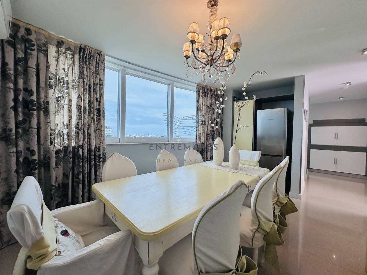 Apartamento ID.145 - Lujoso Penthouse de 4 Dormitorios con Vista al Mar sobre Playa Mansa, Punta del Este