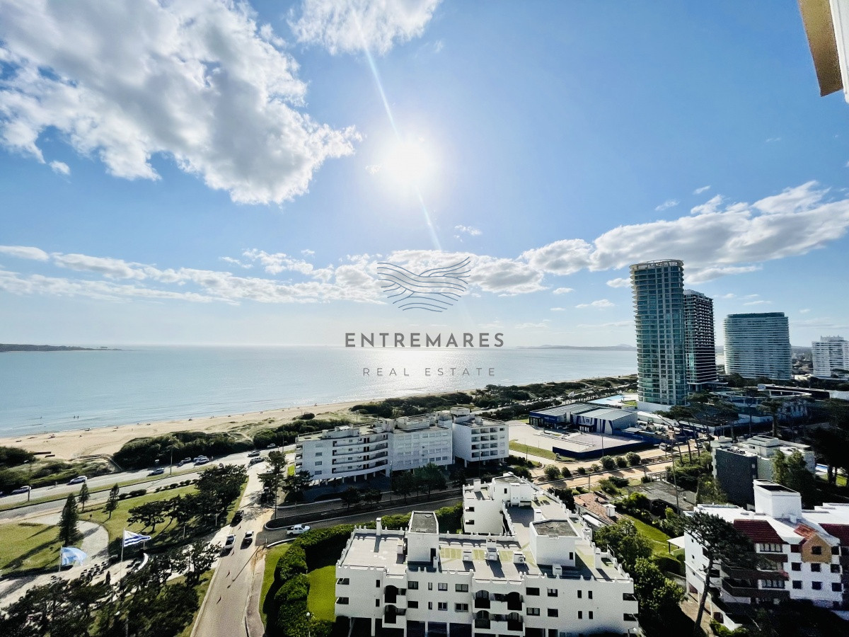 Apartamento ID.155 - Venta de Excelente apartamento en alquiler temporario de tres dormitorios más dependencia de servicio, Playa Mansa, Punta del Este