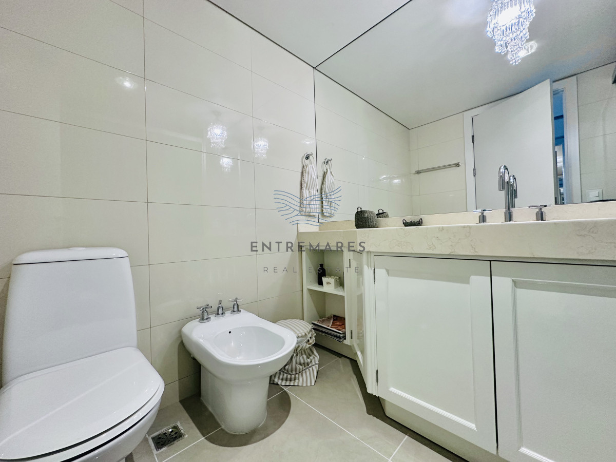 Apartamento ID.145 - Lujoso Penthouse de 4 Dormitorios con Vista al Mar sobre Playa Mansa, Punta del Este