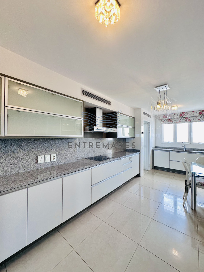 Apartamento ID.145 - Lujoso Penthouse de 4 Dormitorios con Vista al Mar sobre Playa Mansa, Punta del Este
