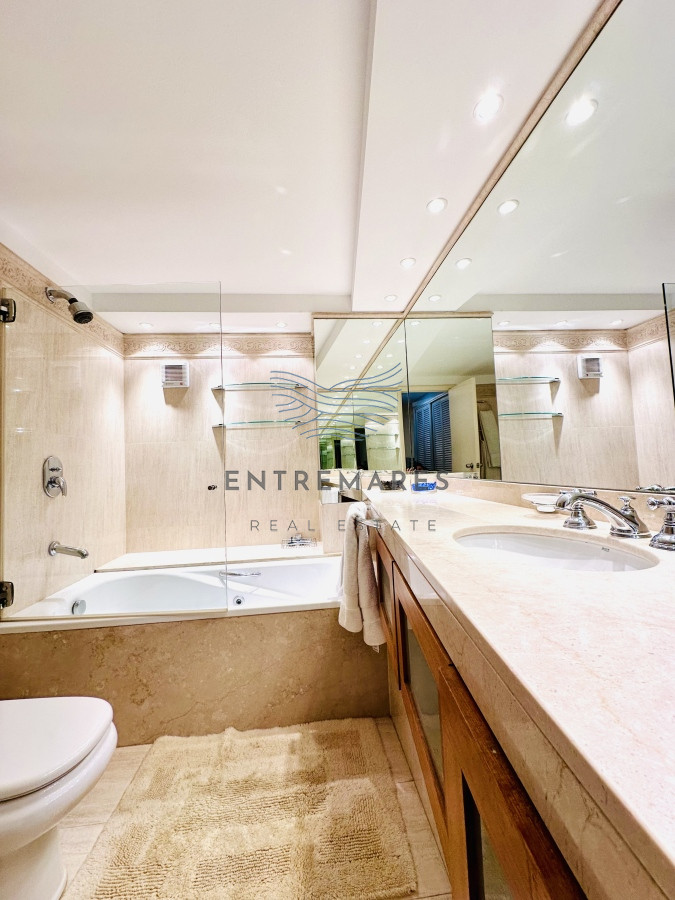 Apartamento ID.153 - Venta de maravilloso departamento reciclado de 3 dormitorioes más dependencia sobre primera fila de Playa Mansa, Punta del Este