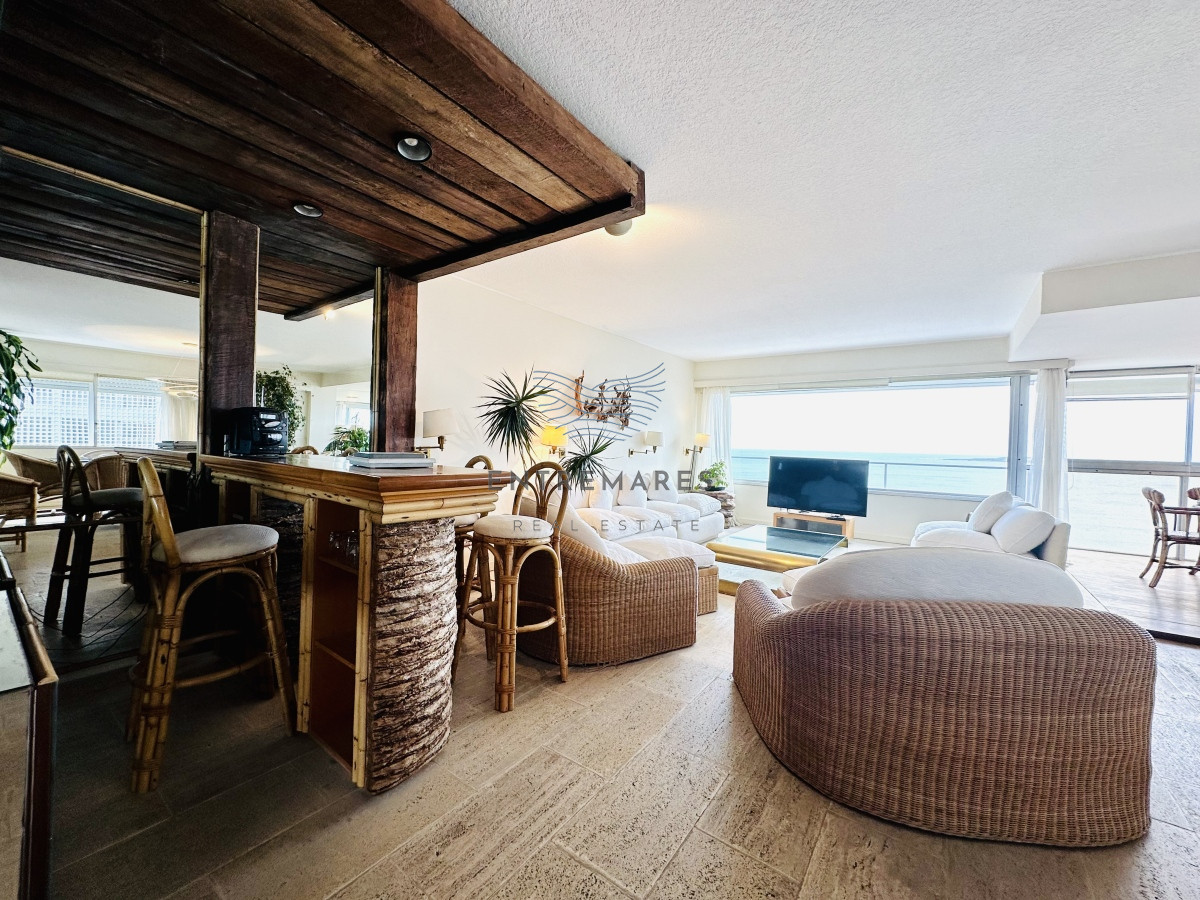 Apartamento ID.153 - Venta de maravilloso departamento reciclado de 3 dormitorioes más dependencia sobre primera fila de Playa Mansa, Punta del Este