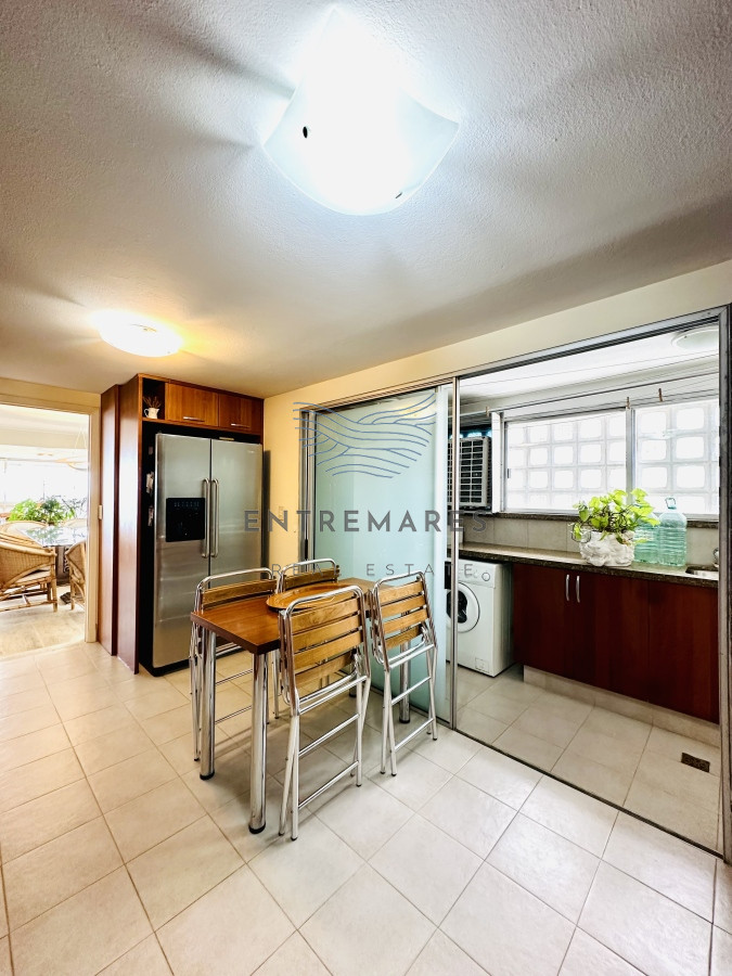 Apartamento ID.153 - Venta de maravilloso departamento reciclado de 3 dormitorioes más dependencia sobre primera fila de Playa Mansa, Punta del Este