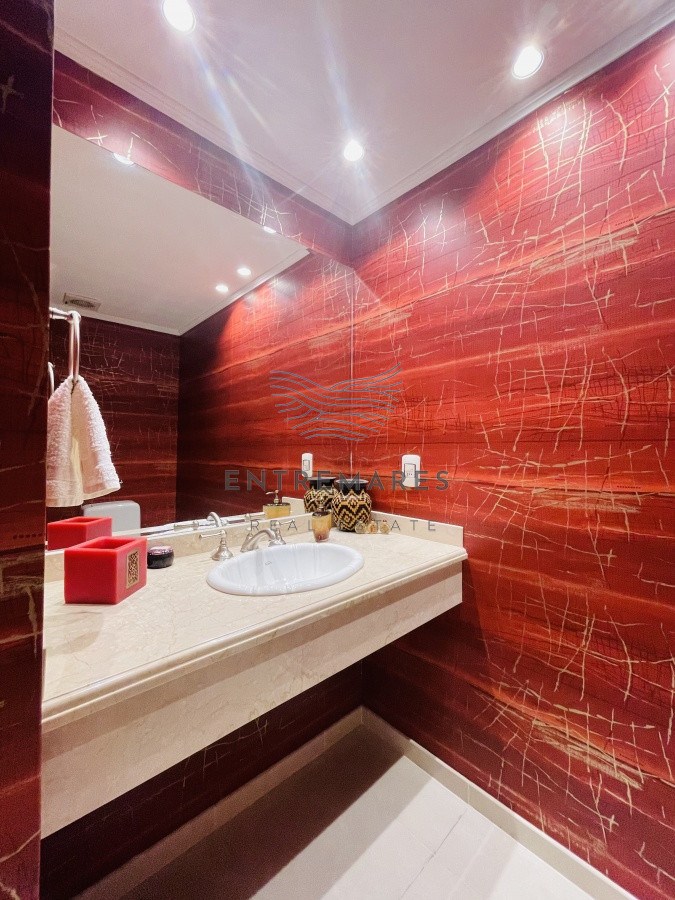 Apartamento ID.155 - Venta de Excelente apartamento en alquiler temporario de tres dormitorios más dependencia de servicio, Playa Mansa, Punta del Este
