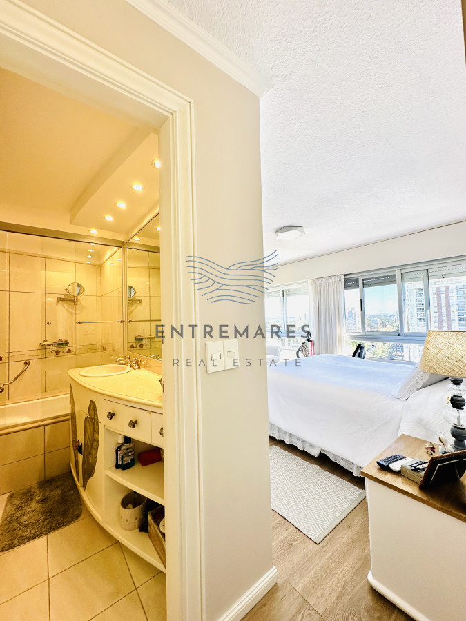 Apartamento ID.148 - Venta de magnífico apartamento de 3 dormitorios más dependencia en Roosevelt, Punta del Este