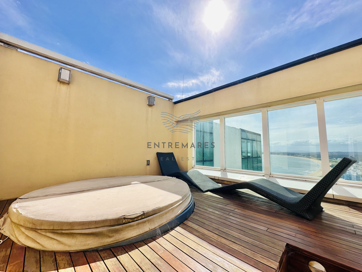 Apartamento ID.145 - Lujoso Penthouse de 4 Dormitorios con Vista al Mar sobre Playa Mansa, Punta del Este