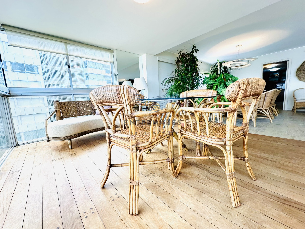 Apartamento ID.153 - Venta de maravilloso departamento reciclado de 3 dormitorioes más dependencia sobre primera fila de Playa Mansa, Punta del Este