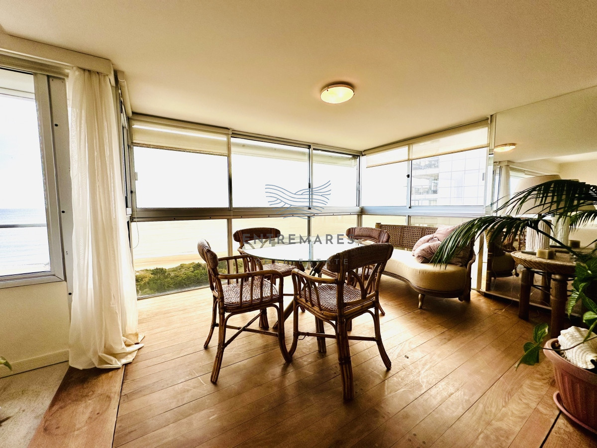 Apartamento ID.153 - Venta de maravilloso departamento reciclado de 3 dormitorioes más dependencia sobre primera fila de Playa Mansa, Punta del Este