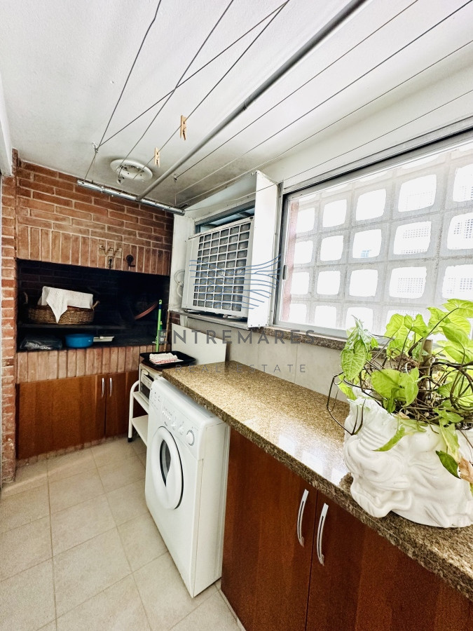 Apartamento ID.153 - Venta de maravilloso departamento reciclado de 3 dormitorioes más dependencia sobre primera fila de Playa Mansa, Punta del Este