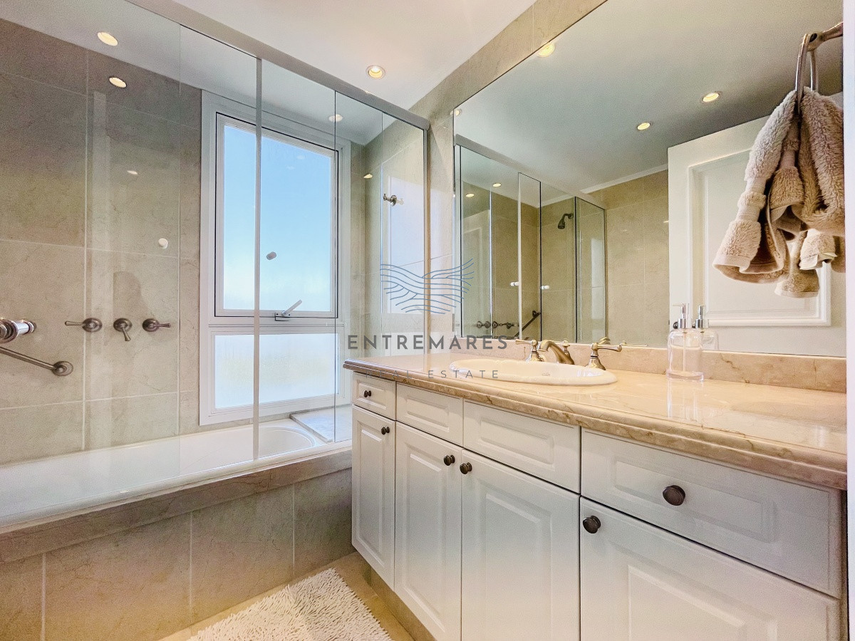 Apartamento ID.155 - Venta de Excelente apartamento en alquiler temporario de tres dormitorios más dependencia de servicio, Playa Mansa, Punta del Este