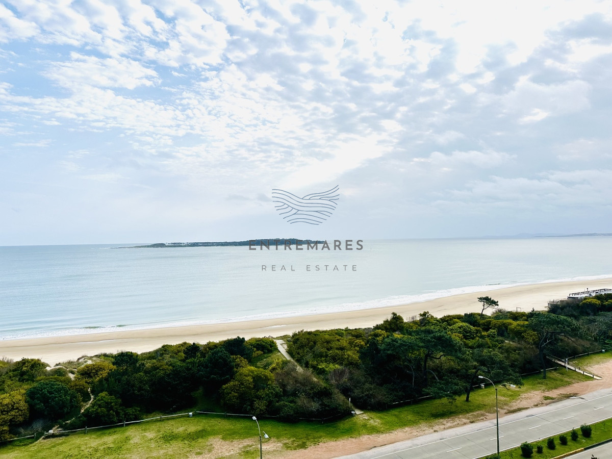 Apartamento ID.153 - Venta de maravilloso departamento reciclado de 3 dormitorioes más dependencia sobre primera fila de Playa Mansa, Punta del Este