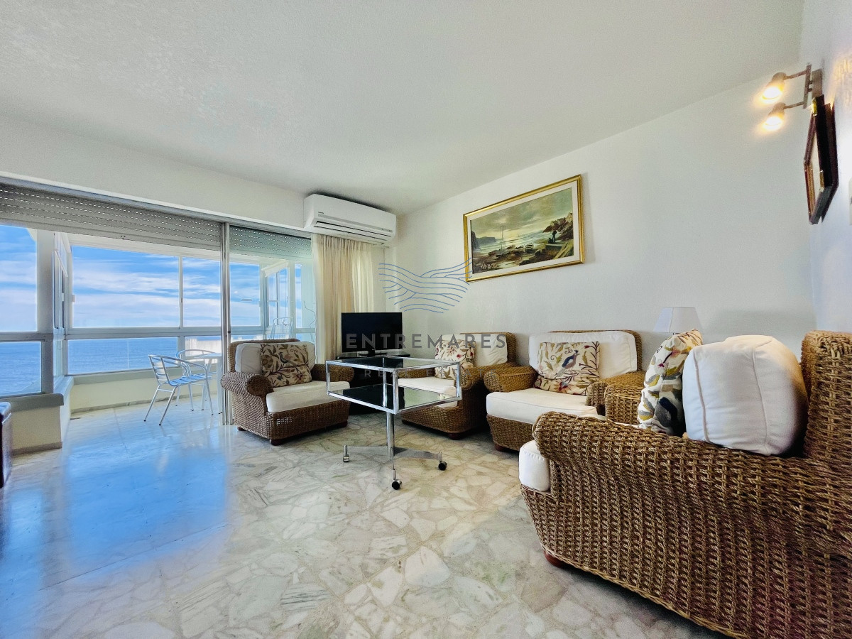 Apartamento ID.156 - Apartamento de 3 Dormitorios en Playa Mansa con Vista al Mar en Venta!