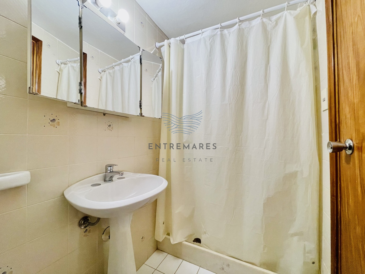 Apartamento ID.156 - Apartamento de 3 Dormitorios en Playa Mansa con Vista al Mar en Venta!