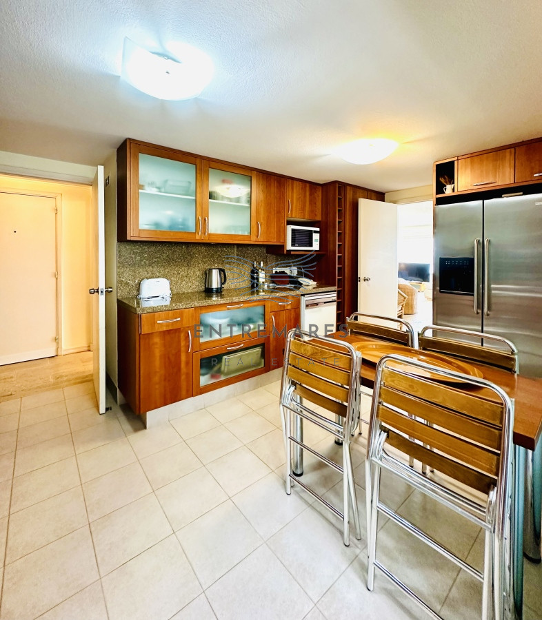 Apartamento ID.153 - Venta de maravilloso departamento reciclado de 3 dormitorioes más dependencia sobre primera fila de Playa Mansa, Punta del Este