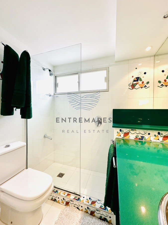 Apartamento ID.153 - Venta de maravilloso departamento reciclado de 3 dormitorioes más dependencia sobre primera fila de Playa Mansa, Punta del Este