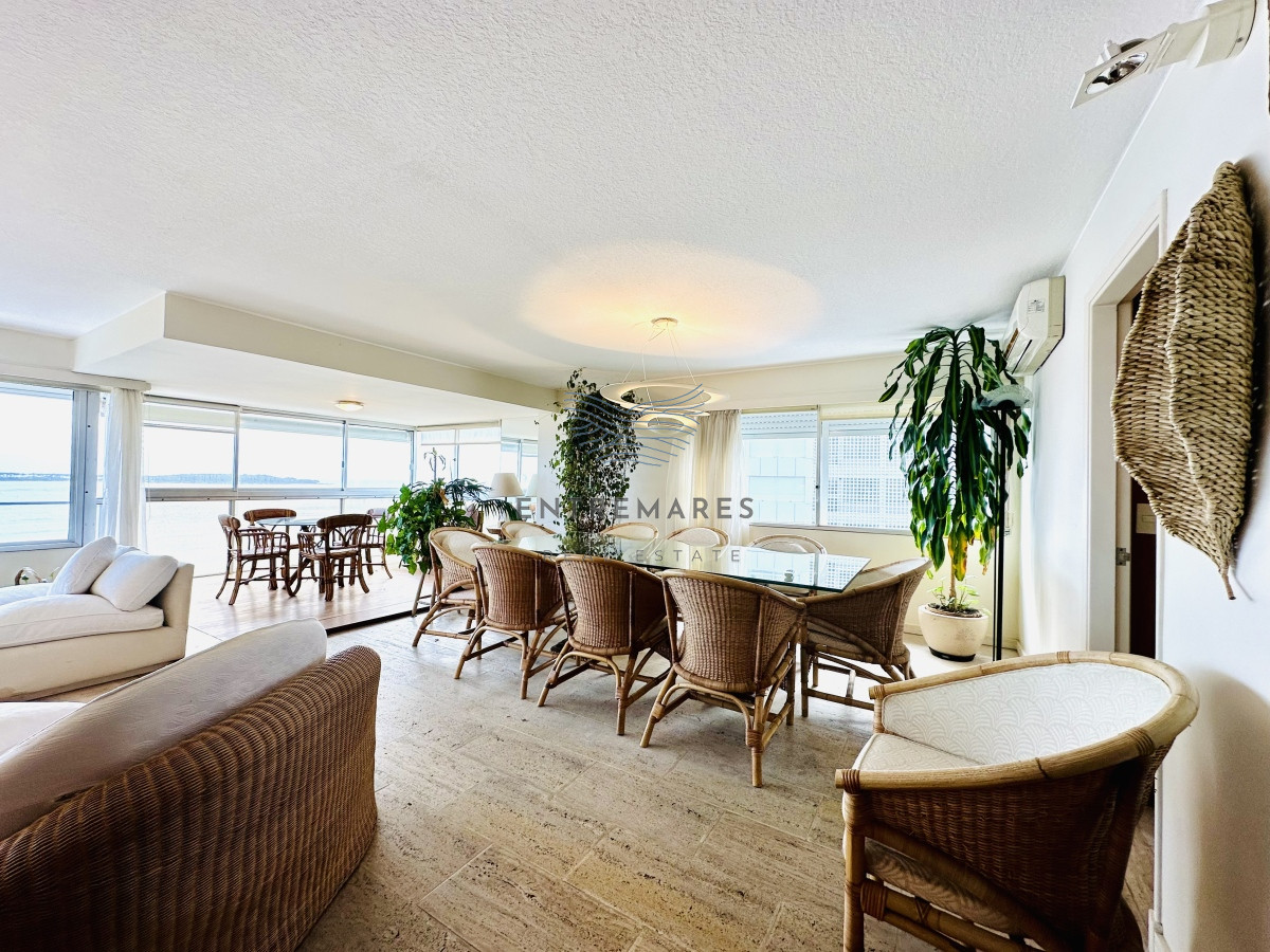 Apartamento ID.153 - Venta de maravilloso departamento reciclado de 3 dormitorioes más dependencia sobre primera fila de Playa Mansa, Punta del Este