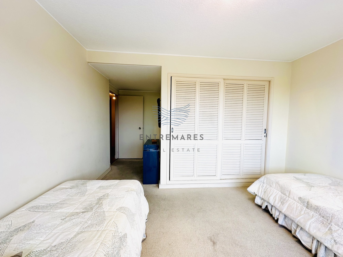 Apartamento ID.153 - Venta de maravilloso departamento reciclado de 3 dormitorioes más dependencia sobre primera fila de Playa Mansa, Punta del Este