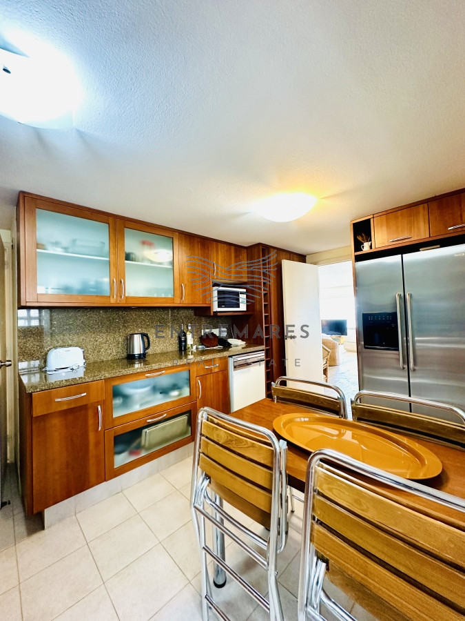 Apartamento ID.153 - Venta de maravilloso departamento reciclado de 3 dormitorioes más dependencia sobre primera fila de Playa Mansa, Punta del Este