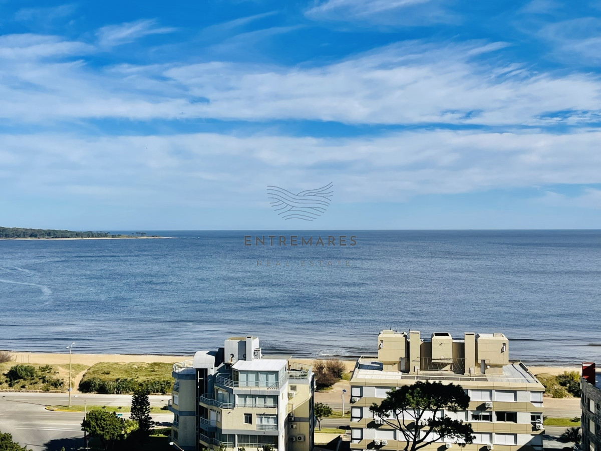 Apartamento ID.156 - Apartamento de 3 Dormitorios en Playa Mansa con Vista al Mar en Venta!