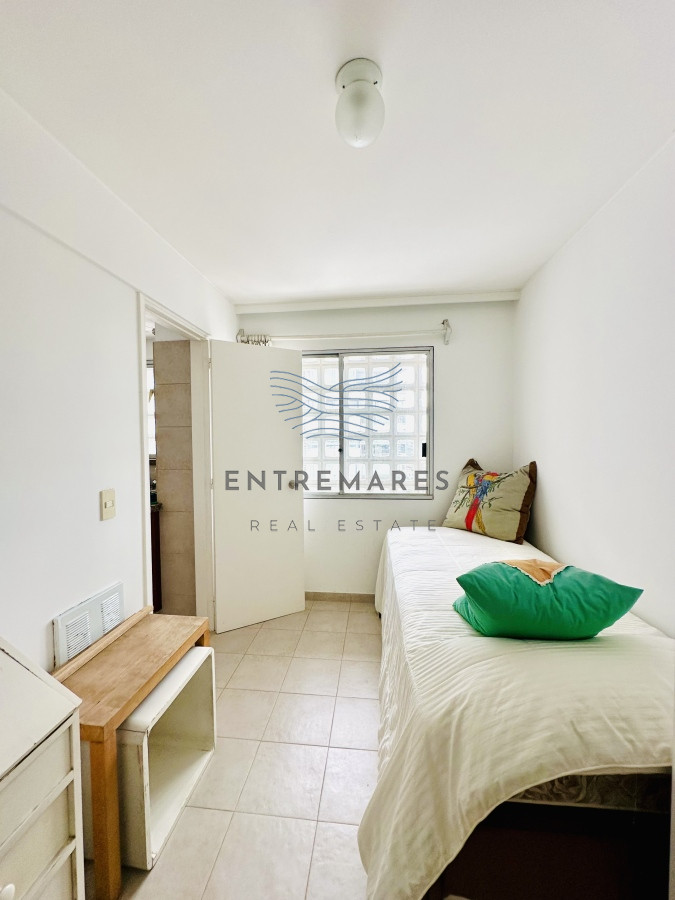Apartamento ID.153 - Venta de maravilloso departamento reciclado de 3 dormitorioes más dependencia sobre primera fila de Playa Mansa, Punta del Este
