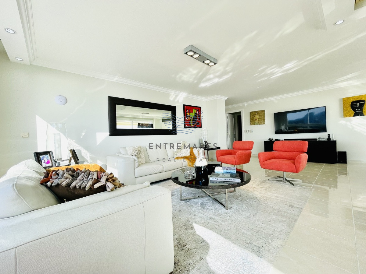 Apartamento ID.155 - Venta de Excelente apartamento en alquiler temporario de tres dormitorios más dependencia de servicio, Playa Mansa, Punta del Este
