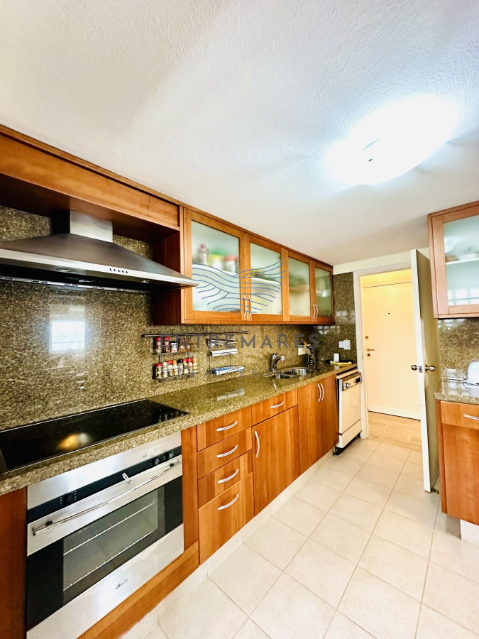 Apartamento ID.153 - Venta de maravilloso departamento reciclado de 3 dormitorioes más dependencia sobre primera fila de Playa Mansa, Punta del Este