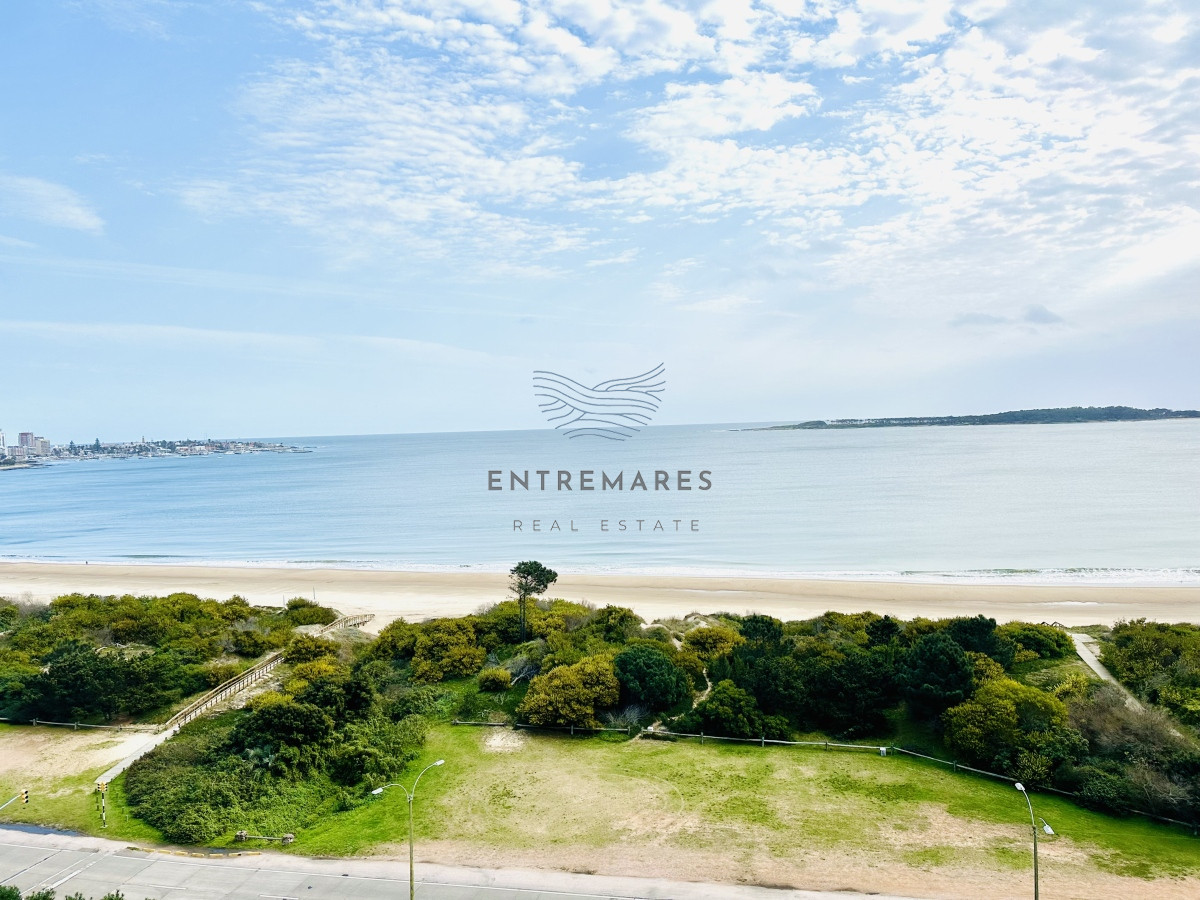 Apartamento ID.153 - Venta de maravilloso departamento reciclado de 3 dormitorioes más dependencia sobre primera fila de Playa Mansa, Punta del Este