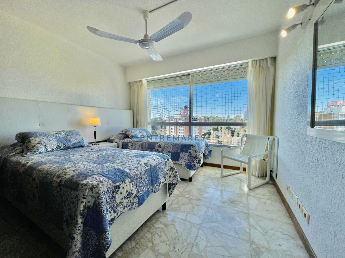 Apartamento ID.156 - Apartamento de 3 Dormitorios en Playa Mansa con Vista al Mar en Venta!