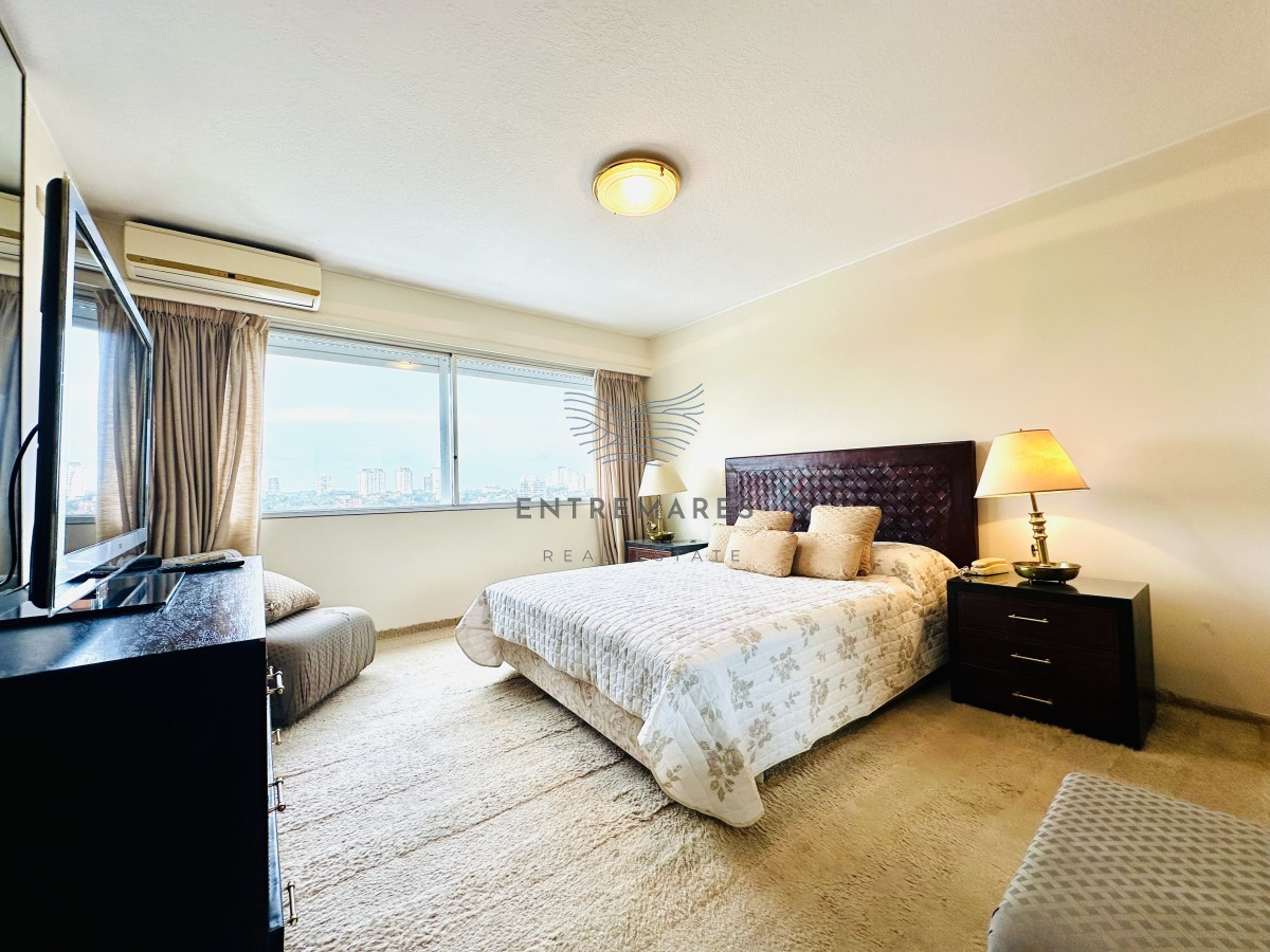 Apartamento ID.153 - Venta de maravilloso departamento reciclado de 3 dormitorioes más dependencia sobre primera fila de Playa Mansa, Punta del Este