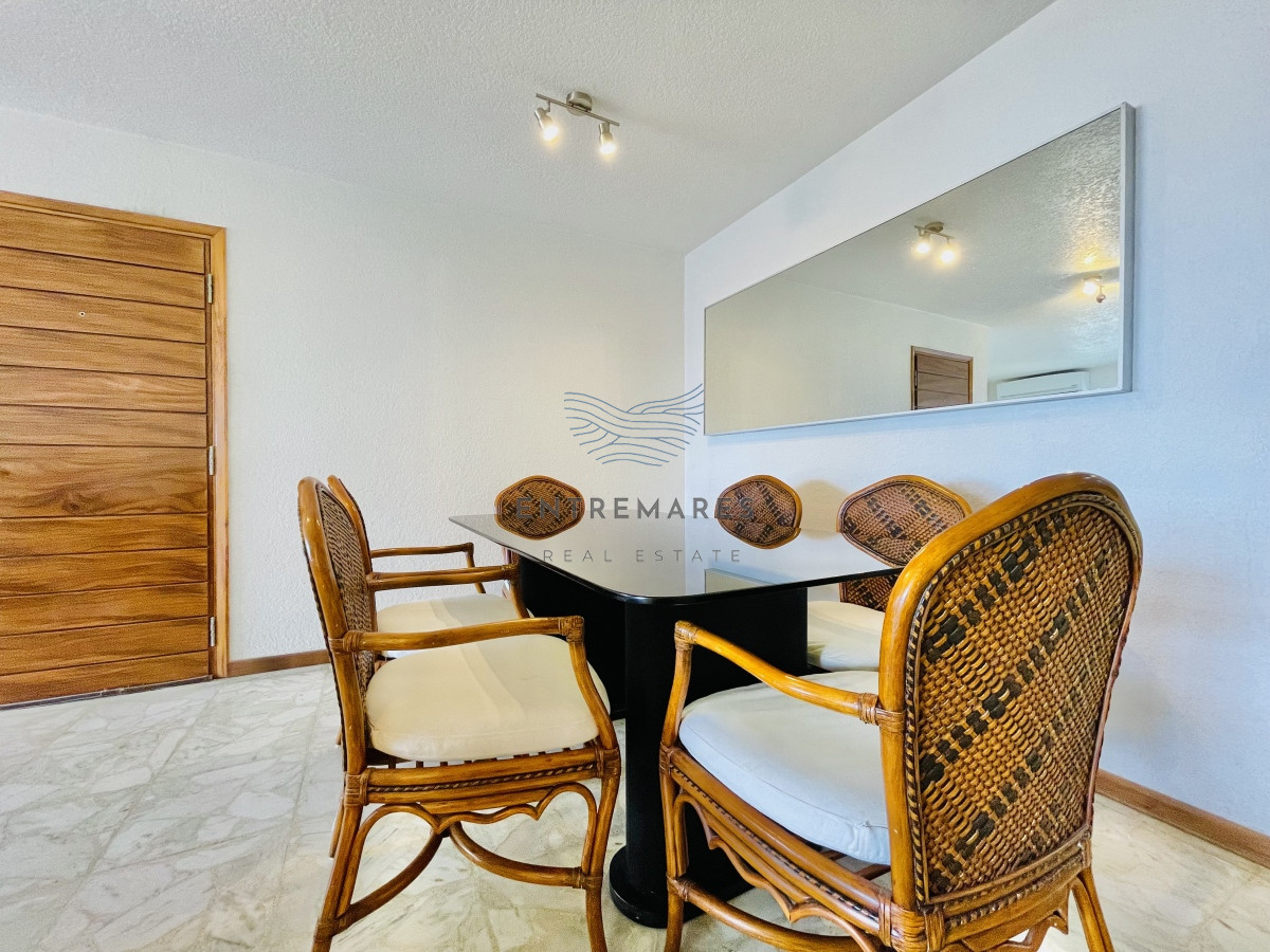 Apartamento ID.156 - Apartamento de 3 Dormitorios en Playa Mansa con Vista al Mar en Venta!